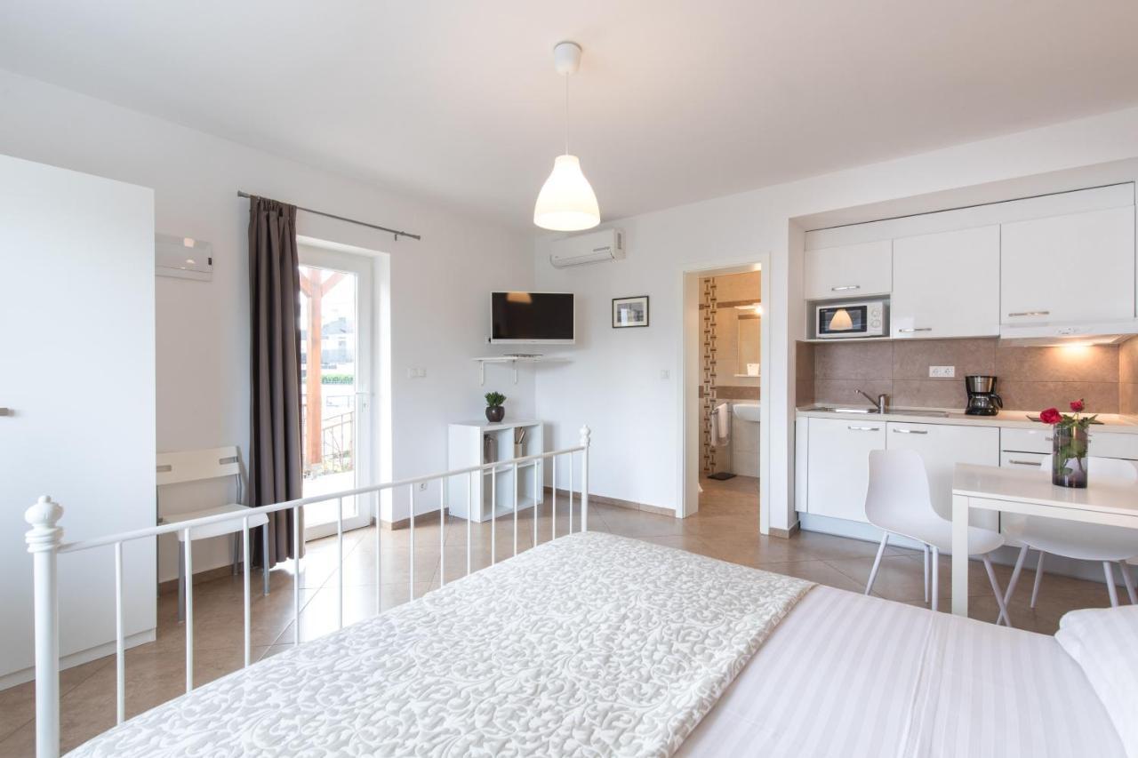 Apartmani Laura Krk 克尔克 外观 照片