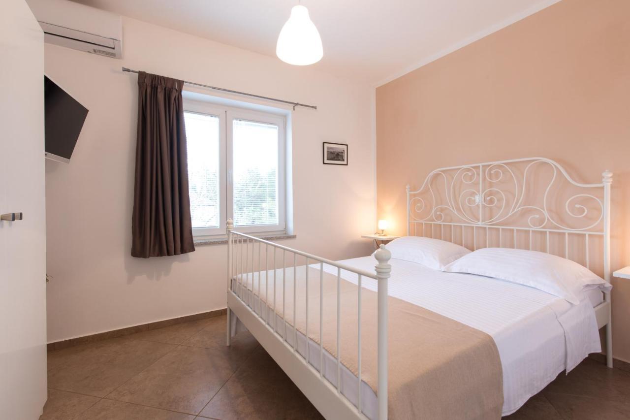 Apartmani Laura Krk 克尔克 外观 照片