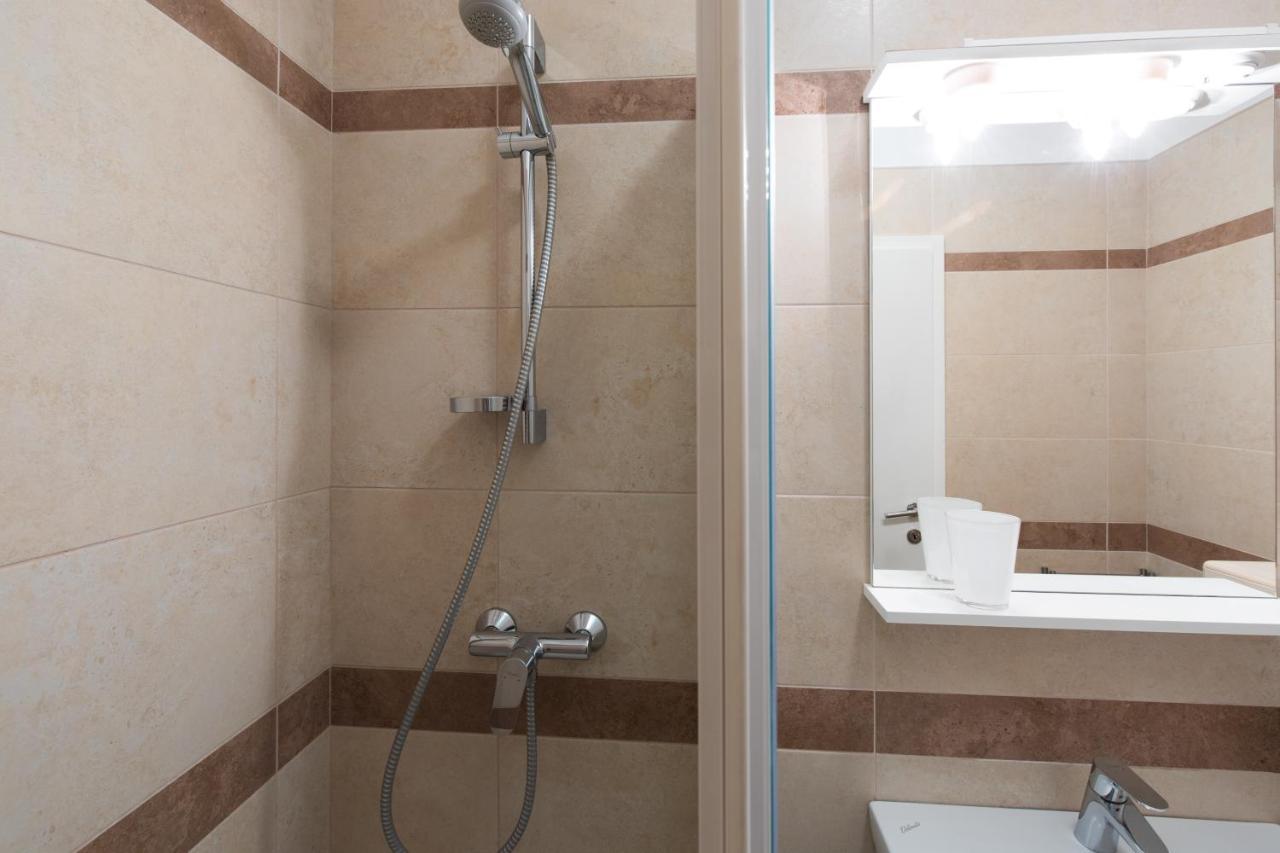 Apartmani Laura Krk 克尔克 外观 照片