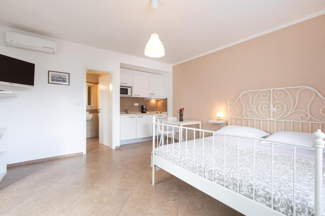 Apartmani Laura Krk 克尔克 外观 照片