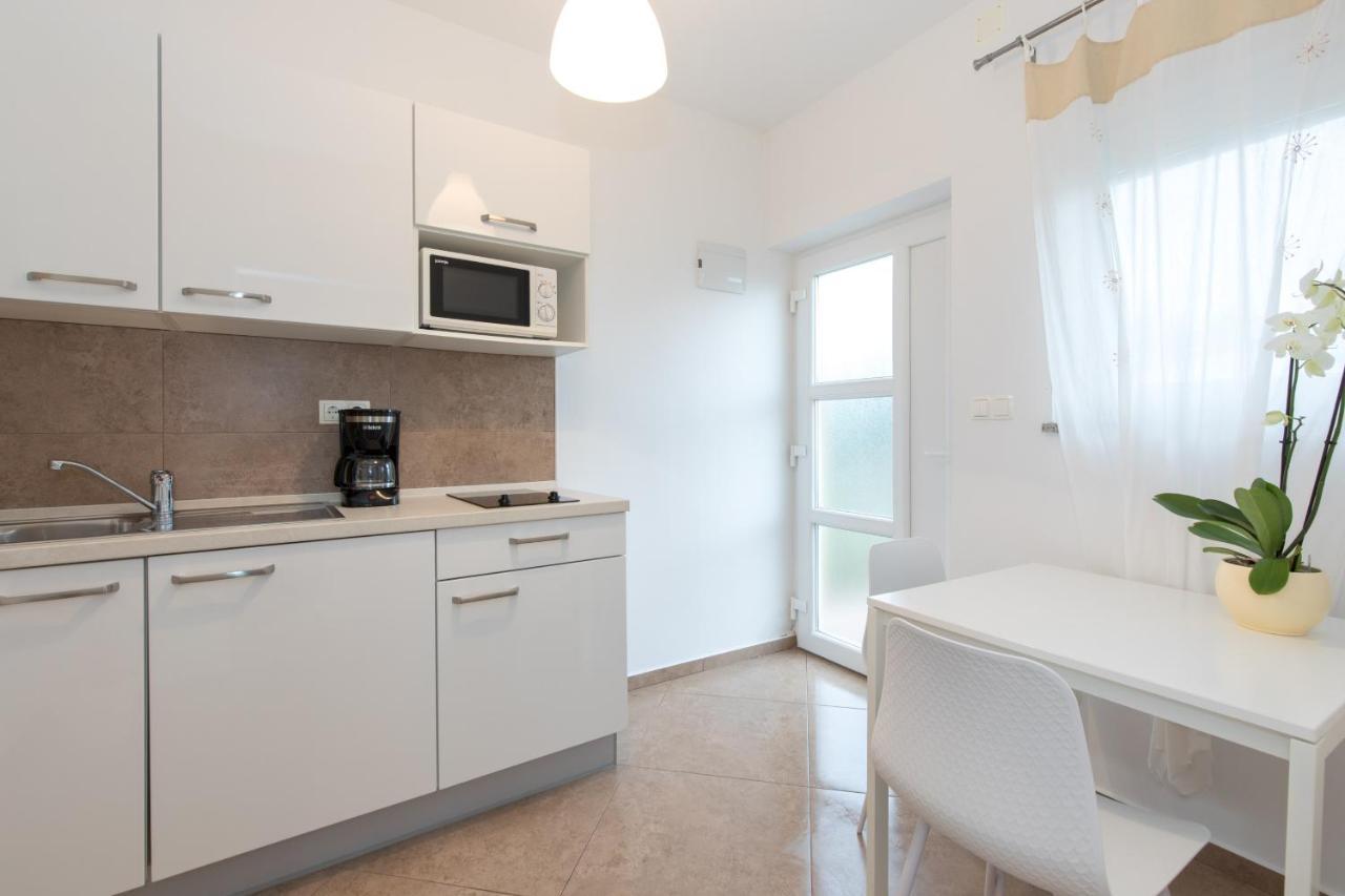 Apartmani Laura Krk 克尔克 外观 照片