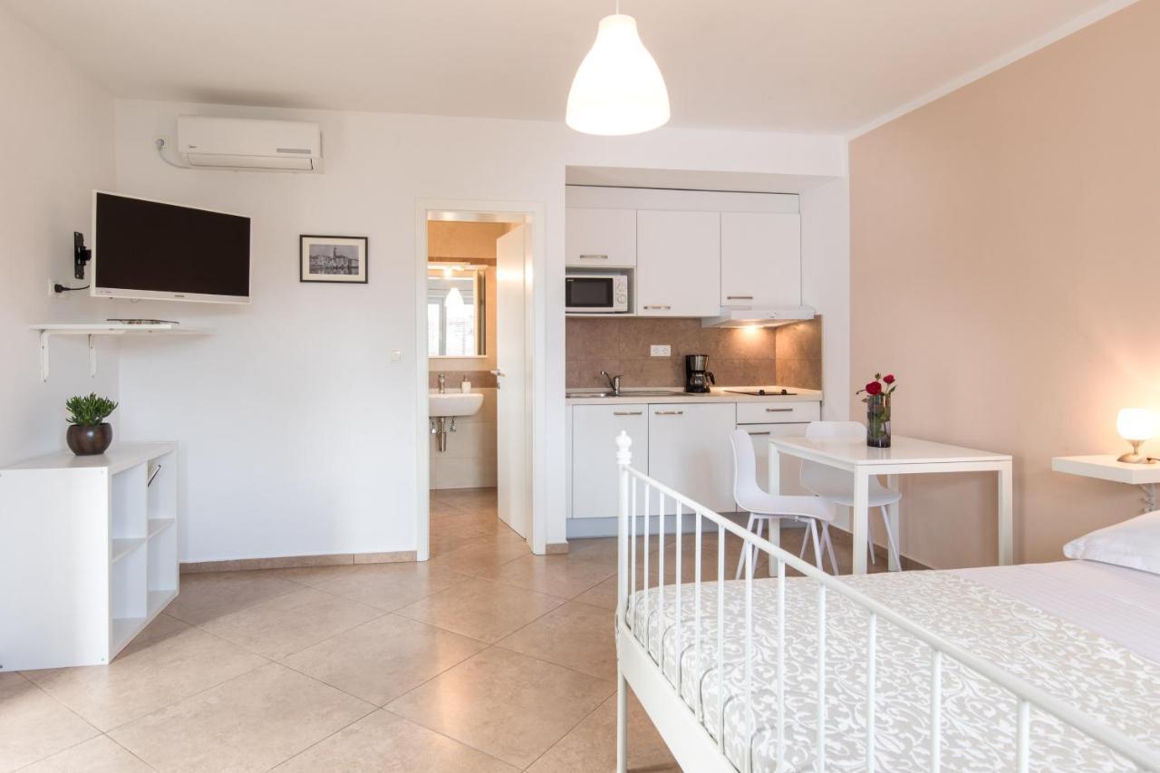 Apartmani Laura Krk 克尔克 外观 照片
