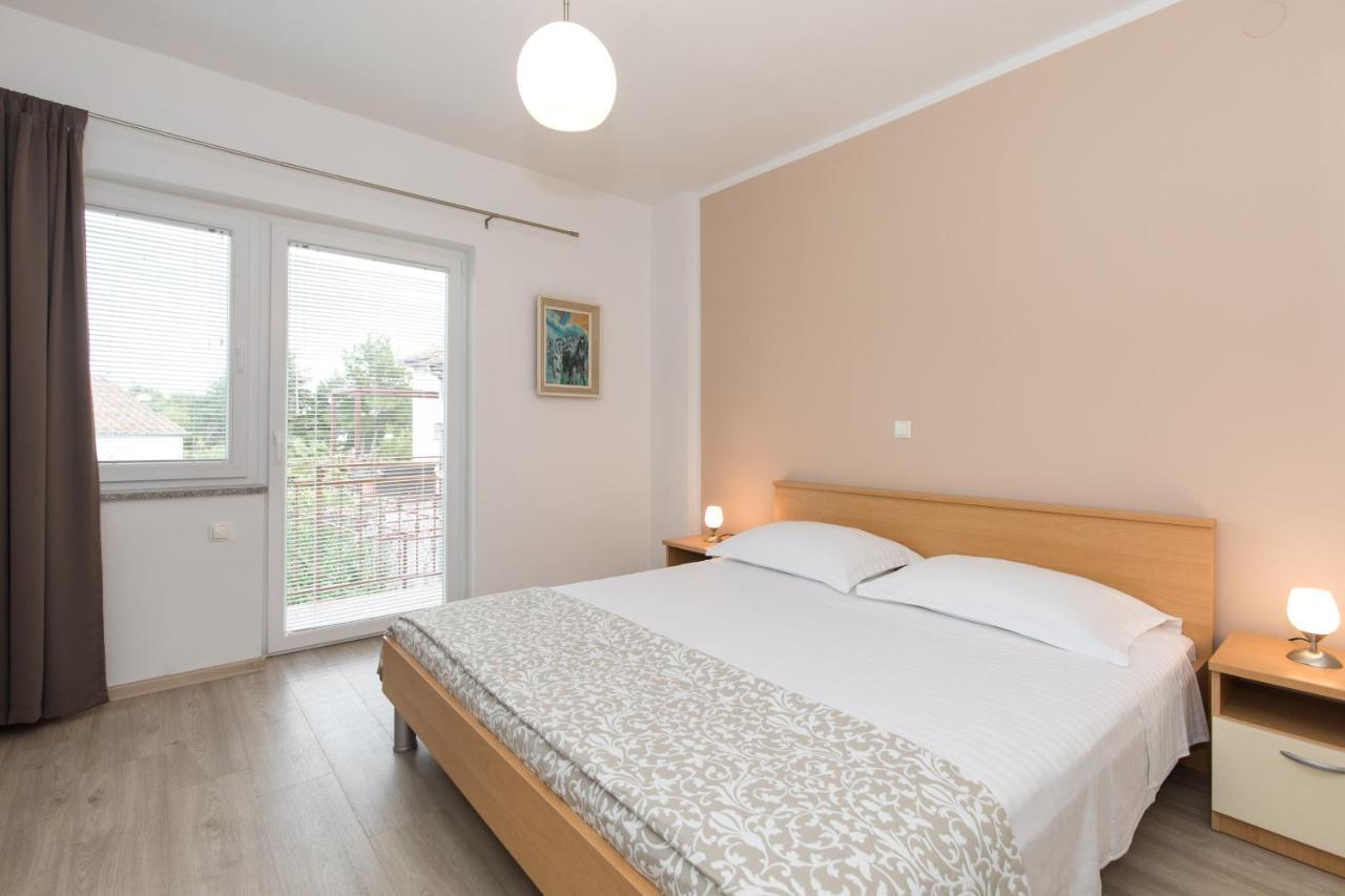 Apartmani Laura Krk 克尔克 外观 照片