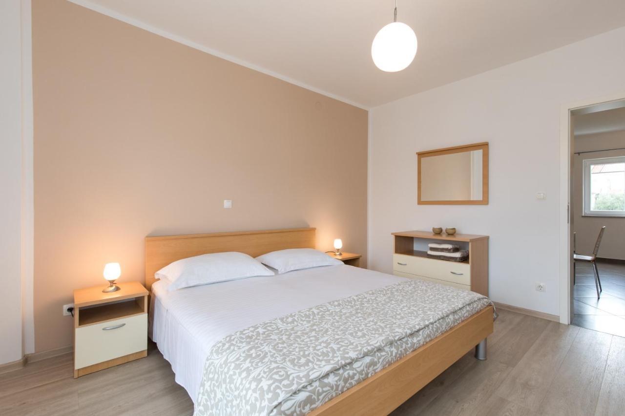 Apartmani Laura Krk 克尔克 外观 照片